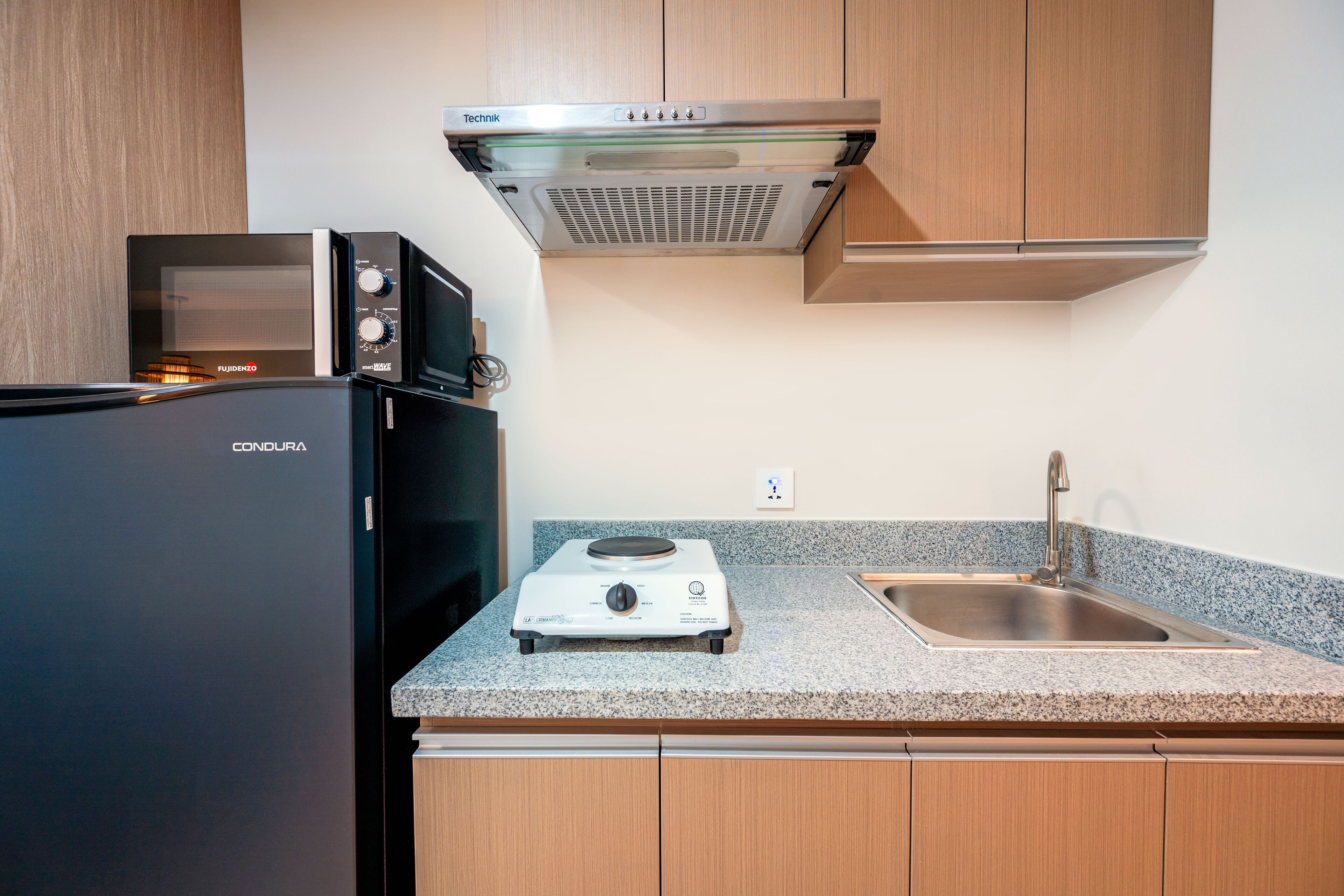 Full-sized fridge, microwave, stovetop, cookware/dishes/utensils