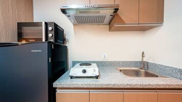 Full-size fridge, microwave, stovetop, cookware/dishes/utensils