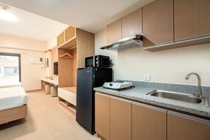 Deluxe Double Room, City View | Private kitchen | Full-size fridge, microwave, stovetop, cookware/dishes/utensils - BE Pods Lahug (Cebu City)