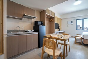 デラックス ダブルルーム シティビュー | リビング エリア | 32 インチのスマートテレビ (ケーブル放送視聴可)