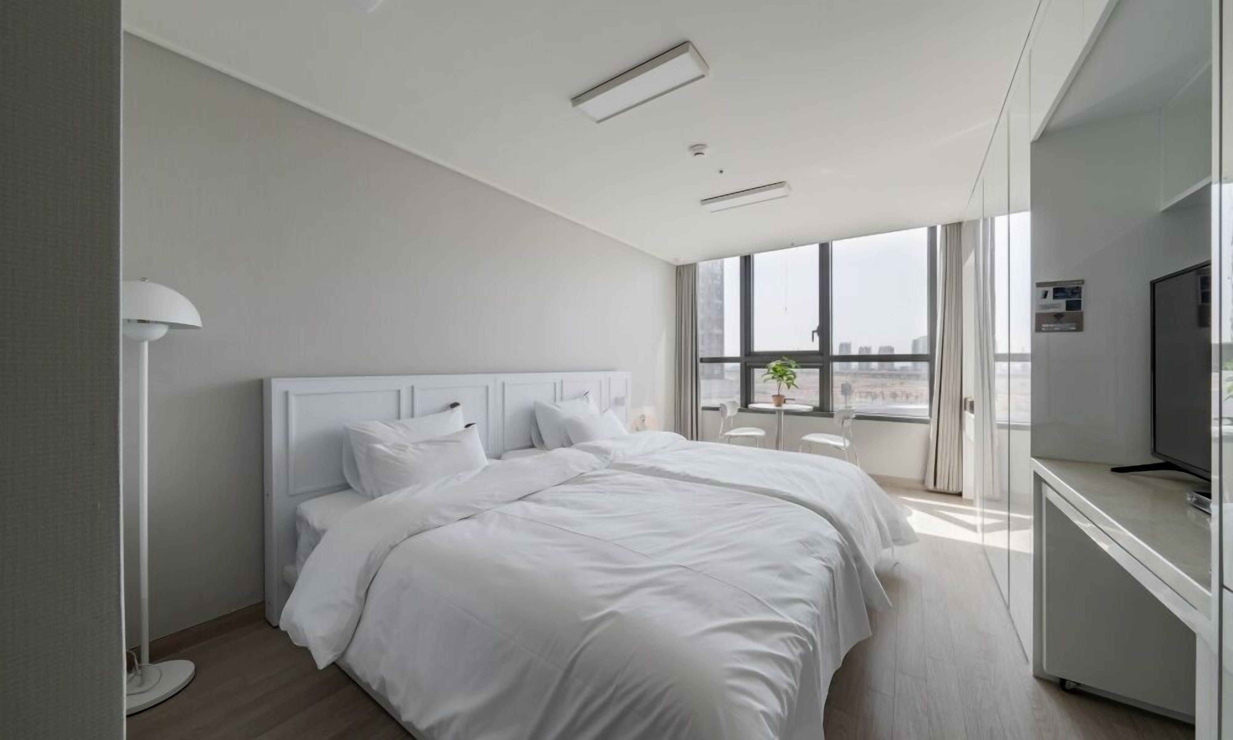 Hollywood Twin | Individually decorated, individually furnished, desk, free WiFi