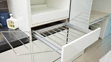 Kamar Double Standar | Didekorasi berbeda-beda dan dilengkapi dengan perabotan berbeda-beda