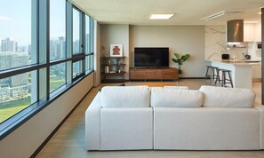 Suite Double (High Floor View) | Una scrivania, Wi-Fi gratuito, lenzuola