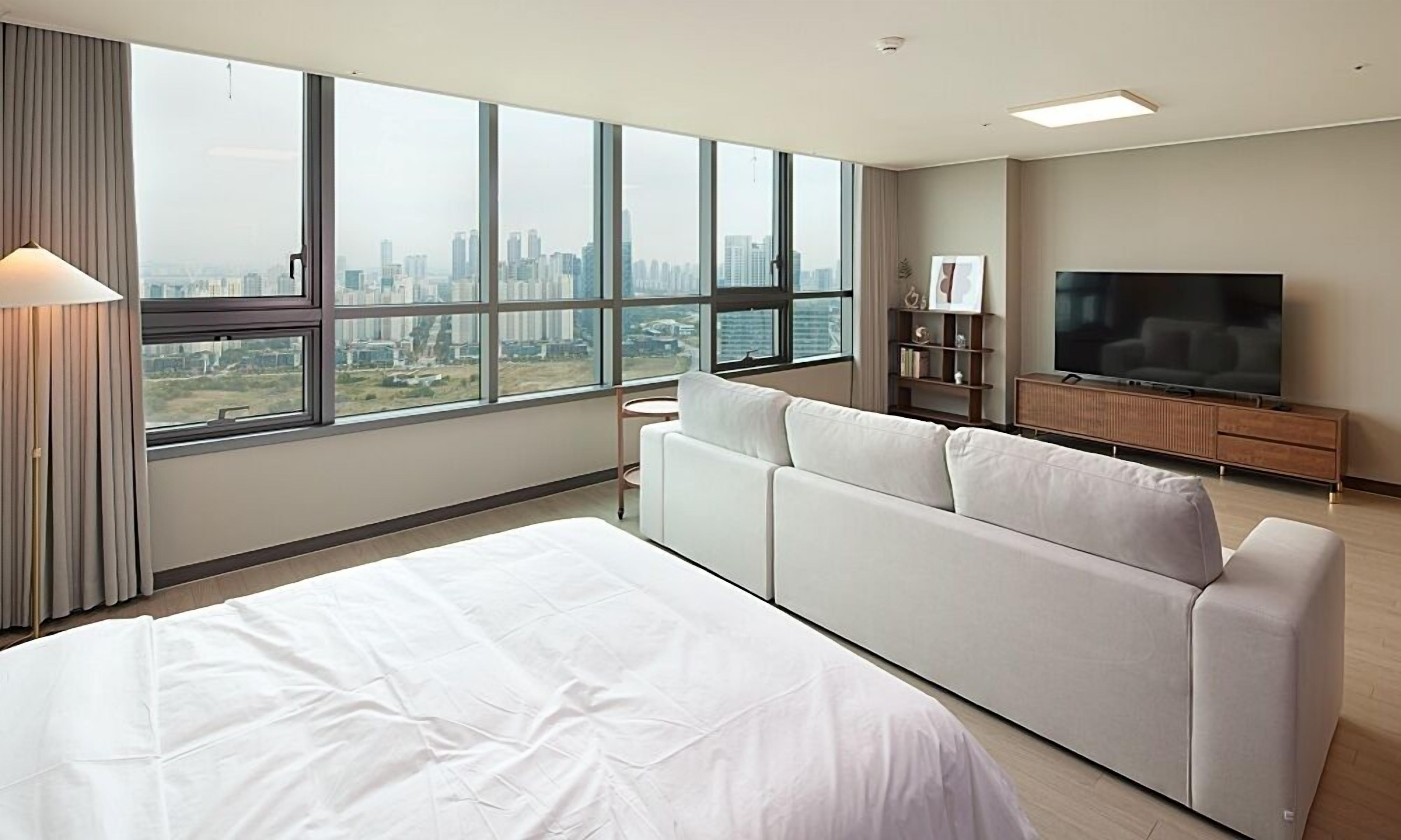 Superior Suite | Desk, free WiFi, bed sheets