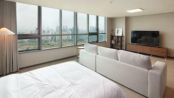 Superior Suite | Desk, free WiFi, bed sheets