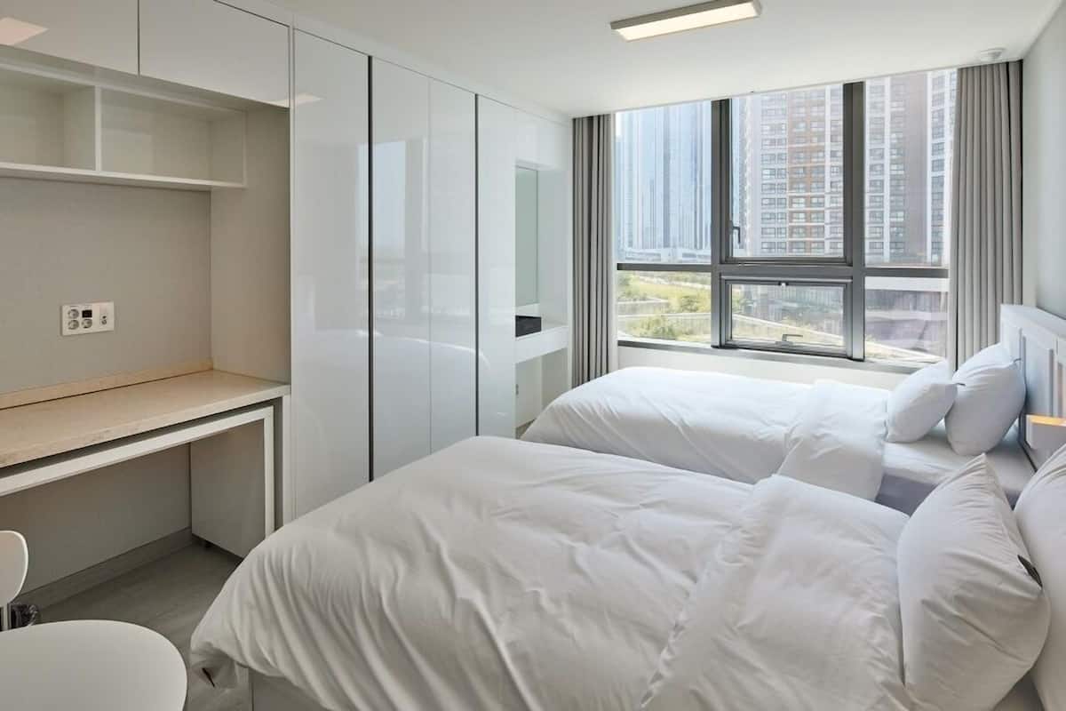 Quarto duplo standard | Escrivaninha, Wi-Fi de cortesia, roupa de cama