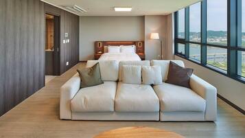 Senior Double Room | Desk, free WiFi, bed sheets