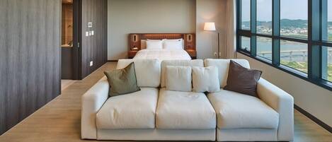 Senior Double Room | Desk, free WiFi, bed sheets