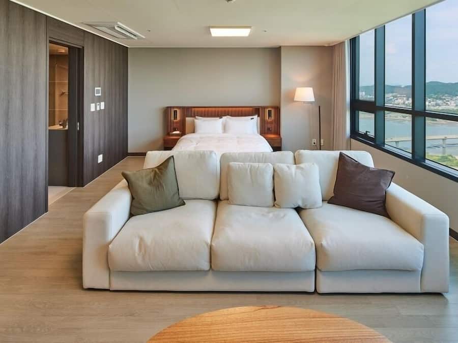 Suite Double (High Floor View) | Meja, Wi-fi percuma, cadar katil