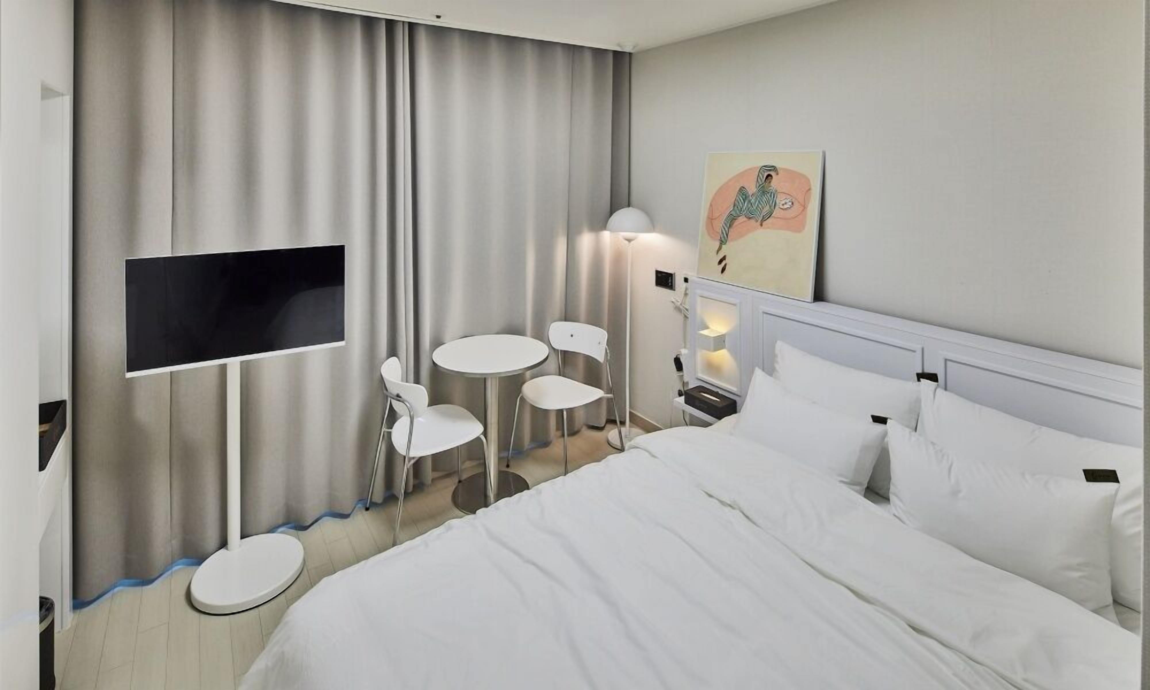 标准房 | 办公桌、免费 WiFi、床单