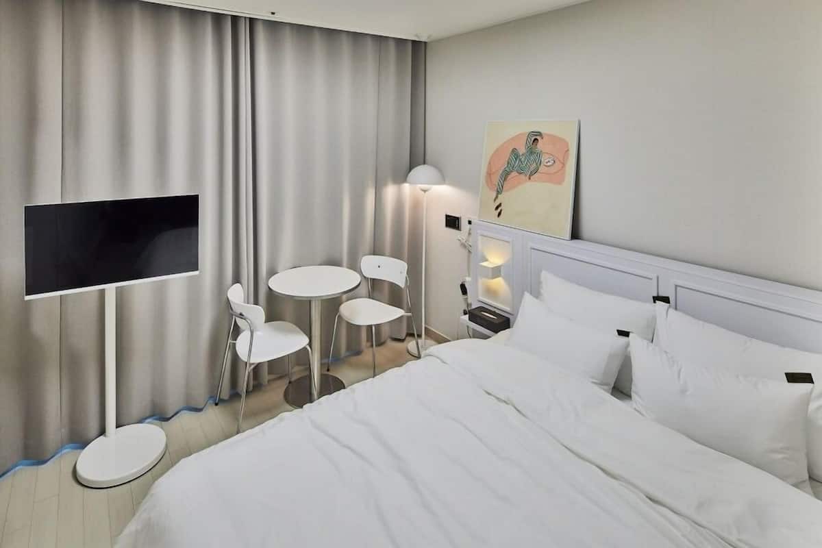 Quarto standard | Escrivaninha, Wi-Fi de cortesia, roupa de cama