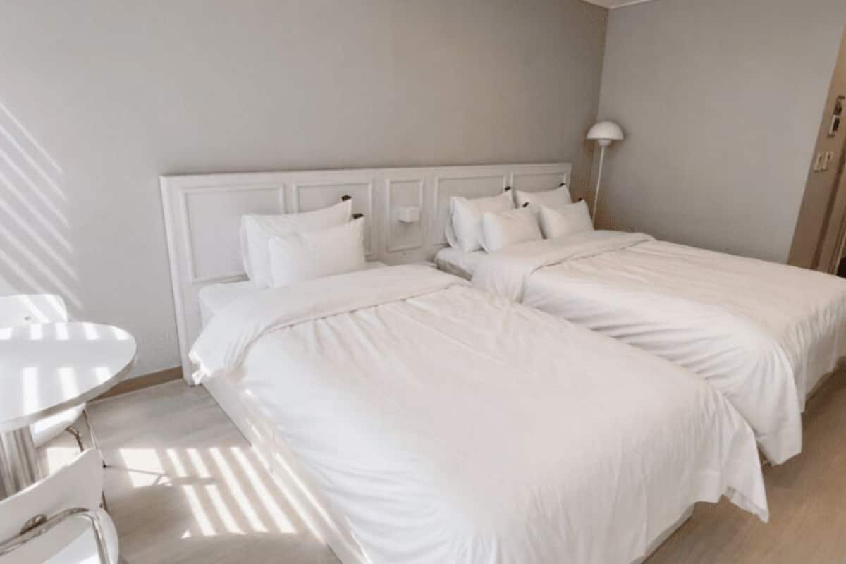 Chambre Familiale avec lits jumeaux | Bureau, Wi-Fi gratuit, draps fournis