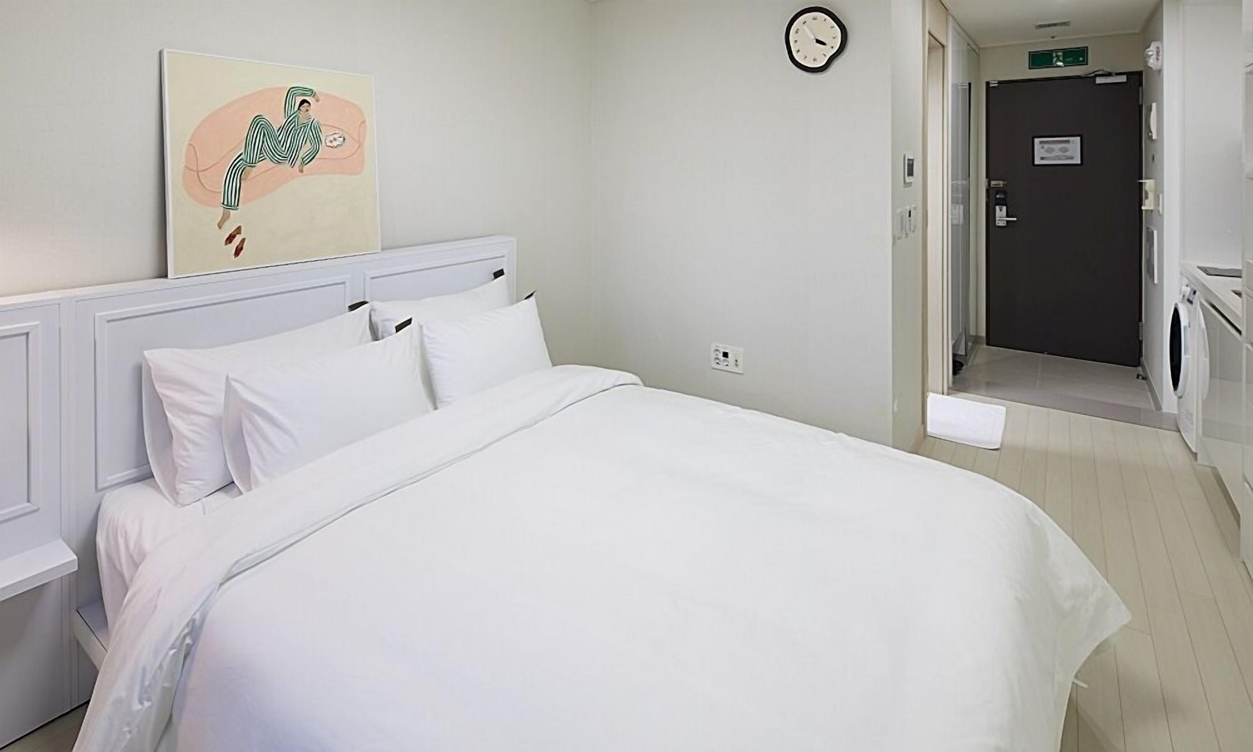 经济双人房 | 办公桌、免费 WiFi、床单