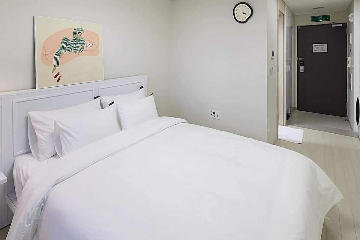 Quarto casal econômico | Escrivaninha, Wi-Fi de cortesia, roupa de cama