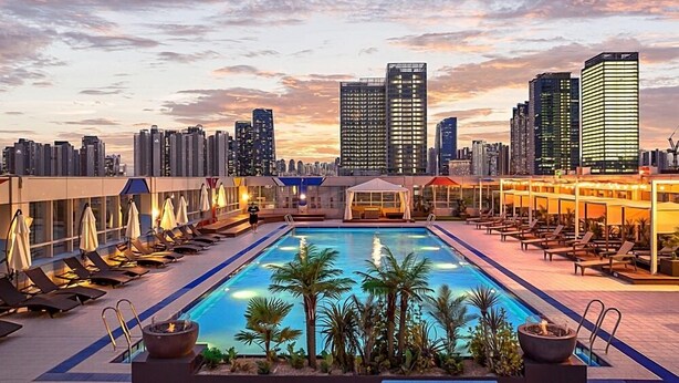 حمام سباحة على السطح