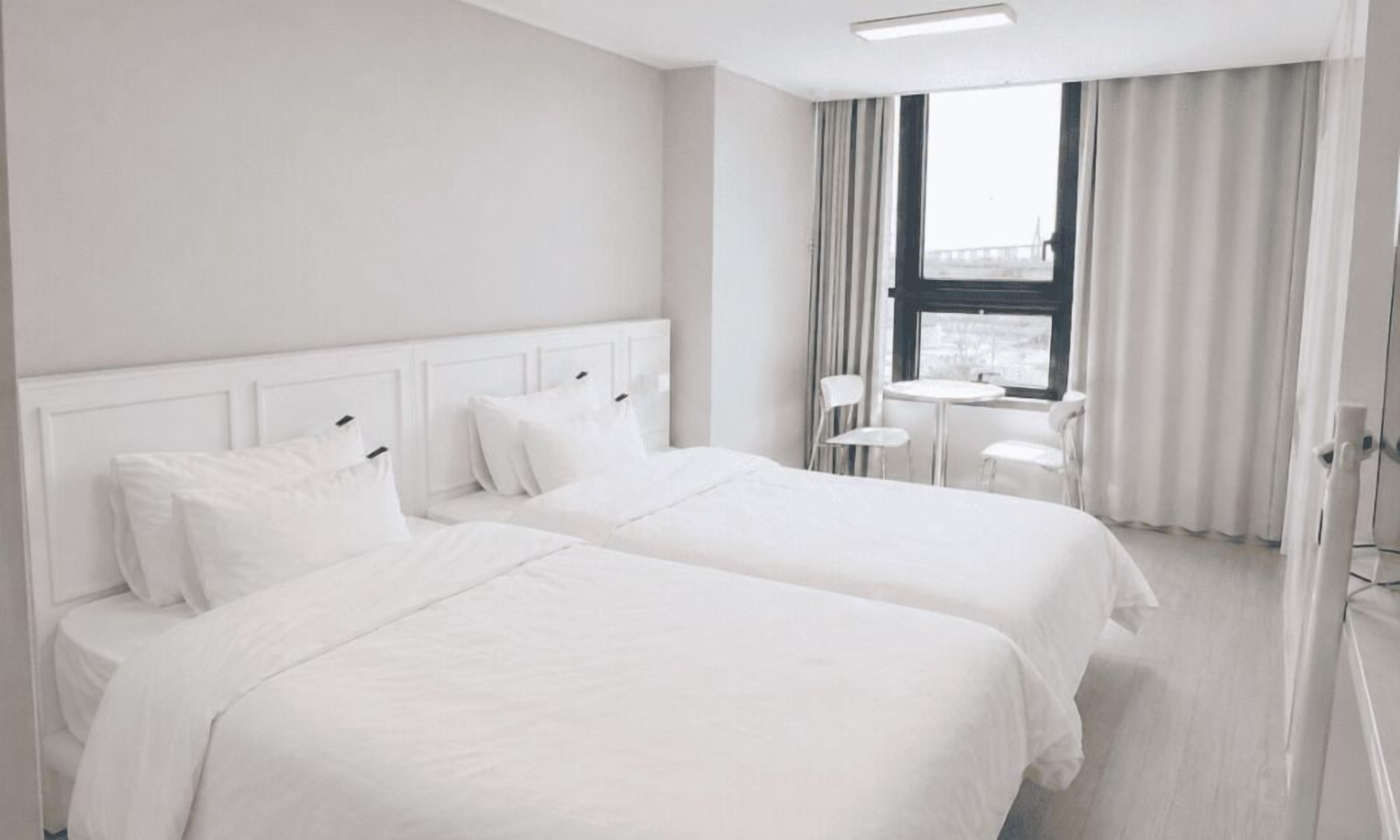 Hollywood Twin | Desk, free WiFi, bed sheets