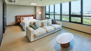 Senior Double Room | Desk, free WiFi, bed sheets