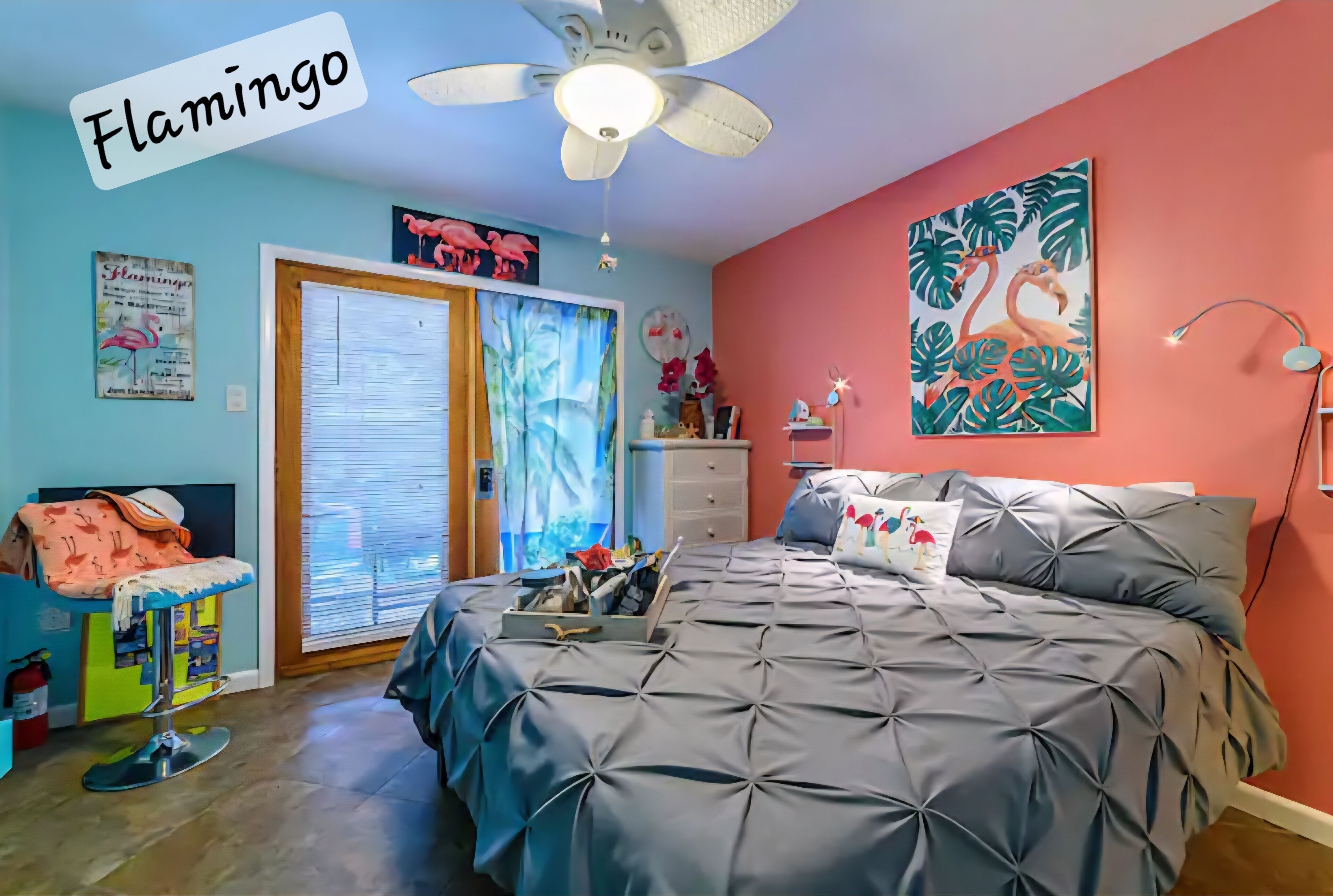 Tabla de planchar con plancha, wifi, ropa de cama