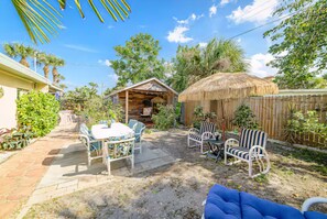 Outdoor dining - Port Canaveral Cruisers-steps from beach 1-bdrm 1-bth apartment w/ kitchen (Cocoa Beach)