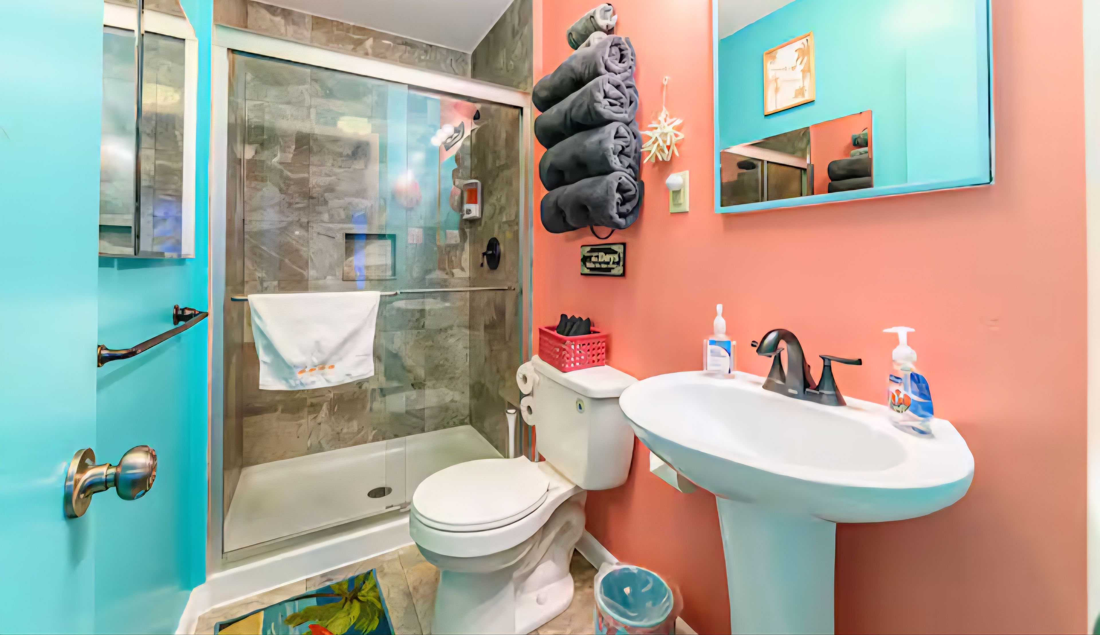 Ein Badezimmer mit Duschkabine, Toilette und Waschbecken.