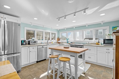 Water View 3BR Cottage in Stonington Borough + Walk to Village