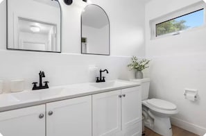 Douche, sèche-cheveux, serviettes fournies, savon