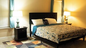 Tabla de planchar con plancha, internet y ropa de cama 