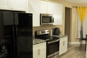 Microondas, horno, parrilla de estufa y lavavajillas 