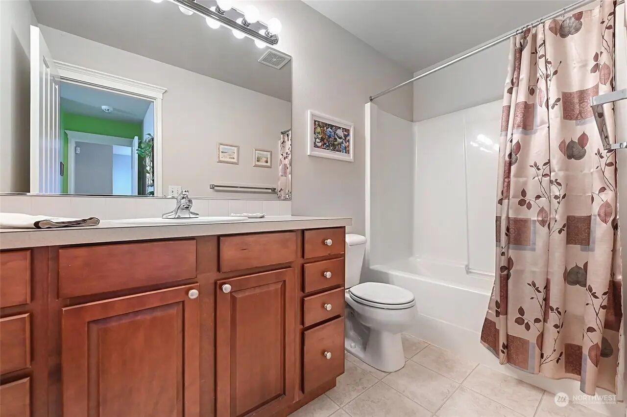 按摩浴缸、吹风机、毛巾、肥皂