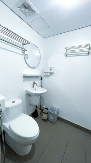 Room, 1 Bedroom | Bathroom - Room-warm Urban Studio With Modern Desig (Iloilo)