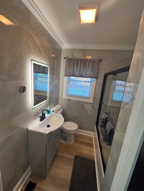 Dusch, hårtork, handdukar och tvål