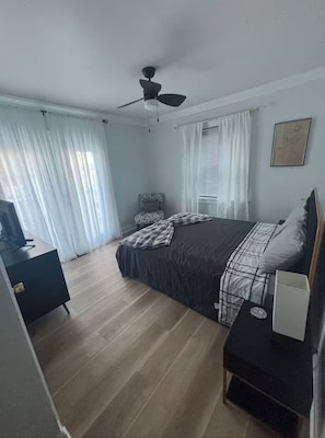 2 bedrooms, desk, iron/ironing board, WiFi