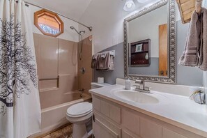 Dusche, Haartrockner, Handtücher, Shampoo