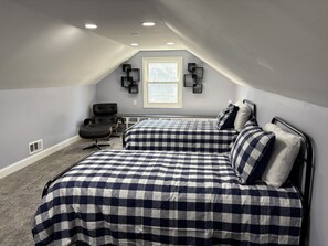 4 bedrooms, iron/ironing board, WiFi, bed sheets - Charming Lake home close to everything! 1/2 mile to lake! (Williams Bay)