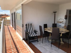 تناول الطعام بالخارج