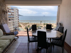 تناول الطعام بالخارج