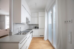 Fridge, microwave, oven, stovetop - Blueground | Hernals, balcony, nr Rathaus (Vienna)