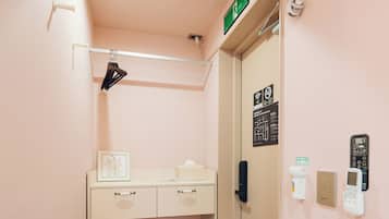 Una scrivania, Wi-Fi gratuito