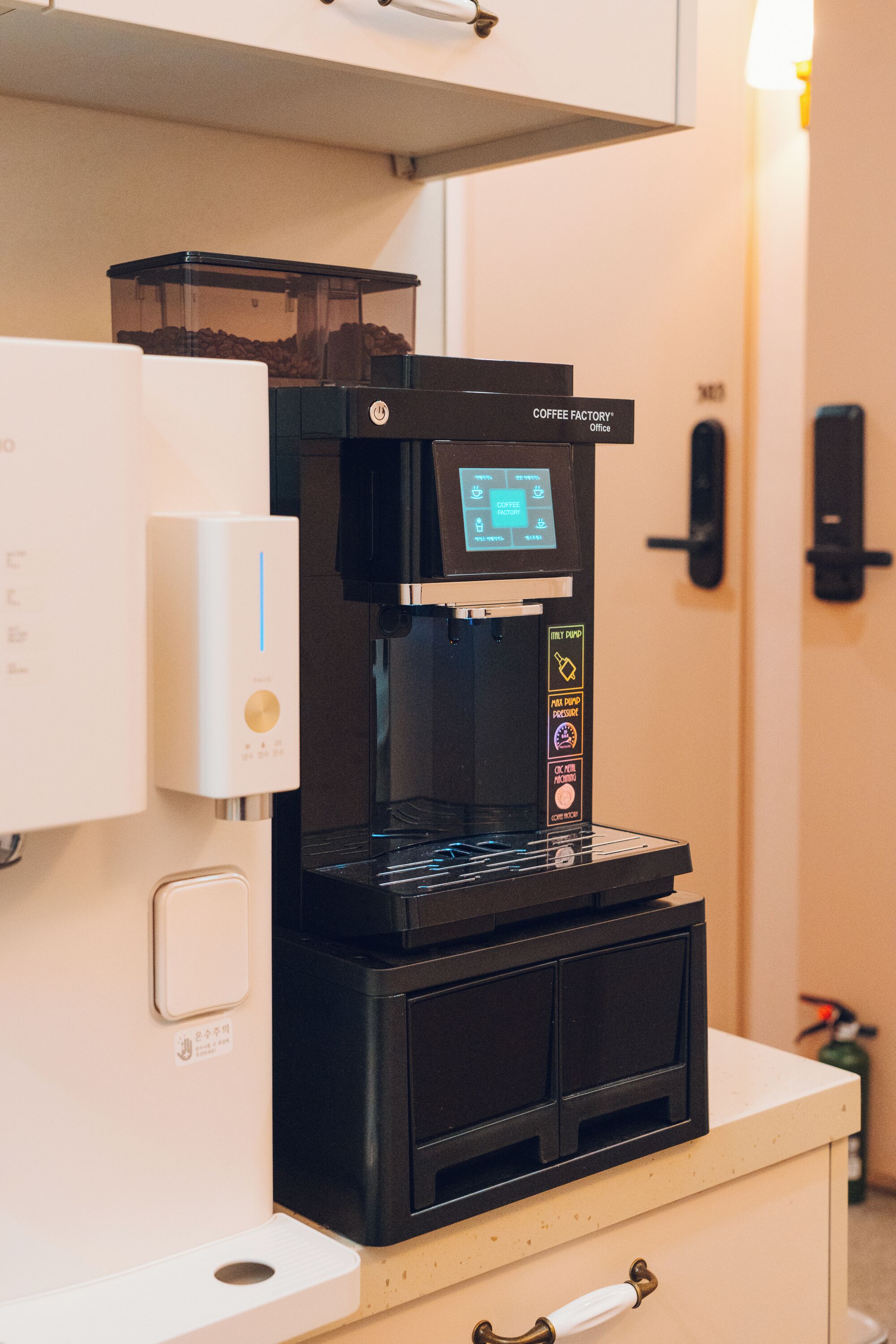 Máquina de café com visor digital, vaporizador de leite e dispensador de café em uma bancada.