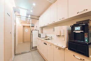 小型冷蔵庫、電子レンジ