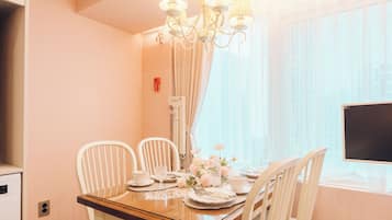 Family Twin Room | Meja, Wi-fi percuma