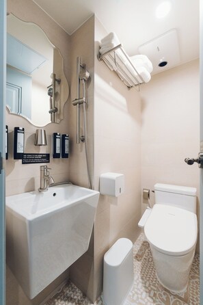 Standard Double Room | Bathroom - Monthliv Jongno Hotel Stay (Seoul)