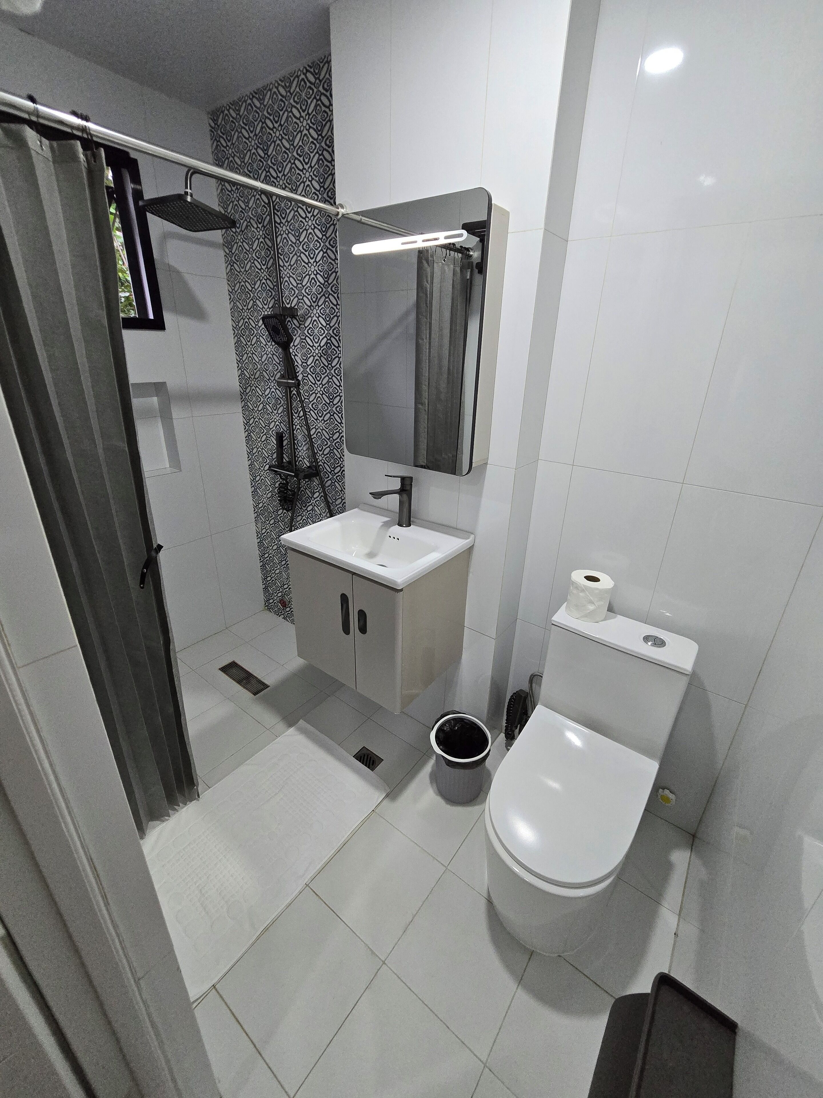 Douche, articles de toilette gratuits, bidet, serviettes fournies