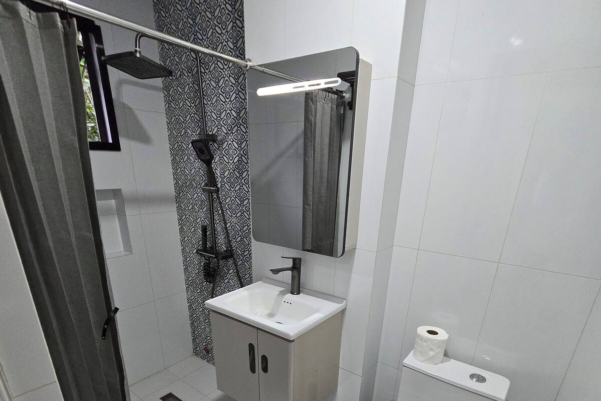 Ein modernes Badezimmer mit Dusche, Toilette und Waschbecken.