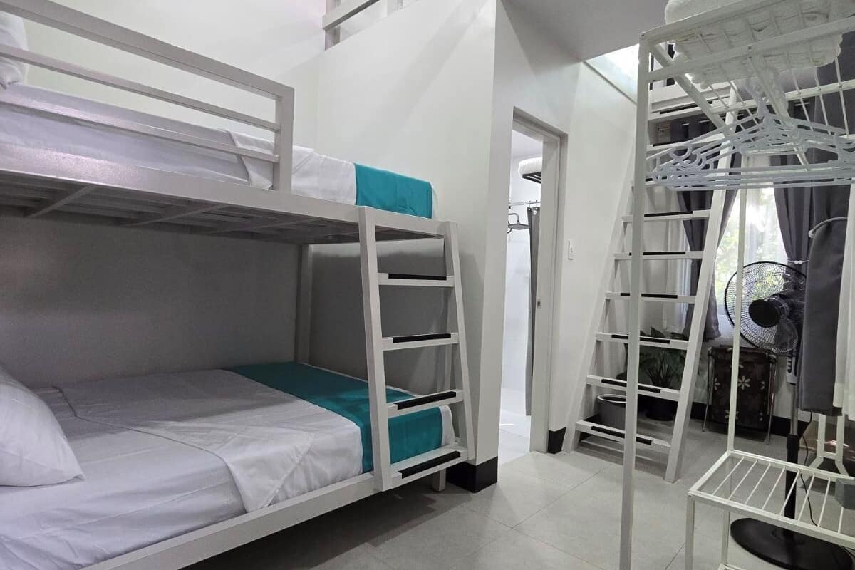 Ein Schlafzimmer mit Etagenbett, Schreibtisch und Stuhl.