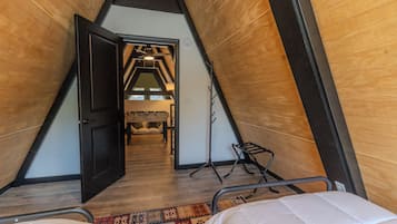 2 bedrooms, iron/ironing board, internet, bed sheets