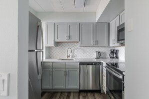 ثلاجة، موقد طهي مسطح، غسالة أطباق، مستلزمات طهي/أطباق/أوعية