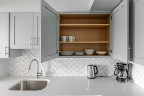 Refrigerador, parrilla de estufa, lavavajillas y utensilios de cocina