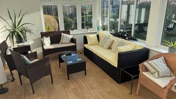 Een televisie en een stereo