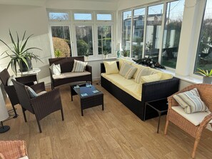 Een televisie en een stereo